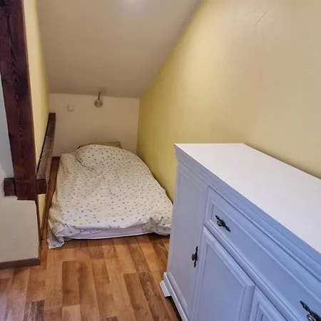 Easyrentals Near Airport Apartment